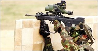 法国士兵利用felin系统在"无瞄准"情况下向敌开火.