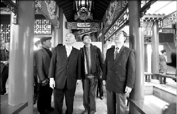 梅葆玖,谭孝曾,叶少兰(从左至右) 参观谭鑫培戏楼外走廊 .
