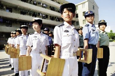 武汉大学和中国地质大学(武汉)的女国防生穿着传